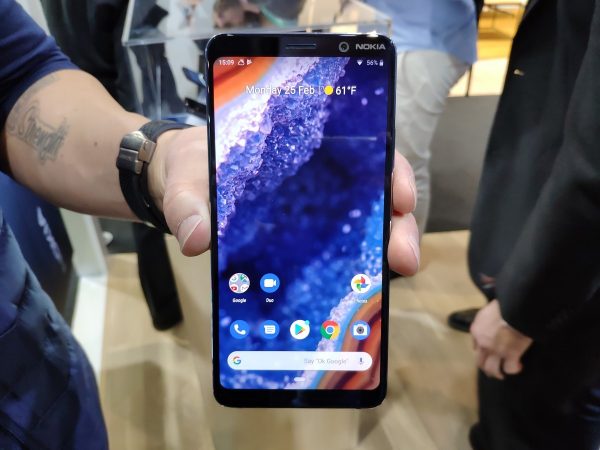 Pengguna Menunjukkan Nokia PureView 9 di Tangannya