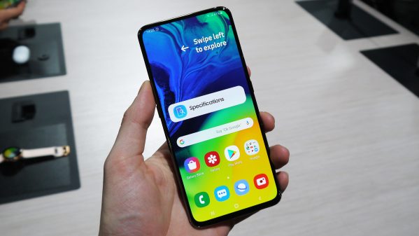 Samsung Rilis Galaxy A8 dengan Kamera Popup Rotating