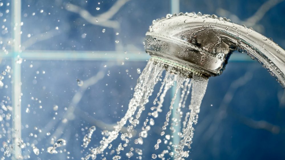 Ilustrasi Shower yang Mengalirkan Air Dingin untuk Mandi
