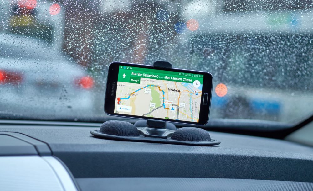 Menggunakan Aplikasi untuk Mudik di Mobil