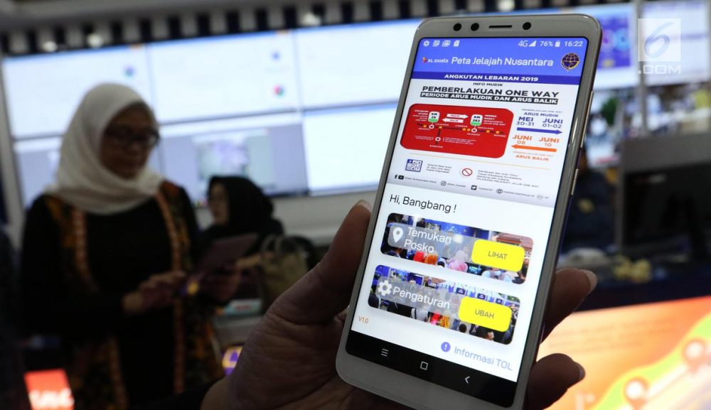 Pengguna Menunjukkan Aplikasi Peta Jelajah Nusantara di Smartphone-nya