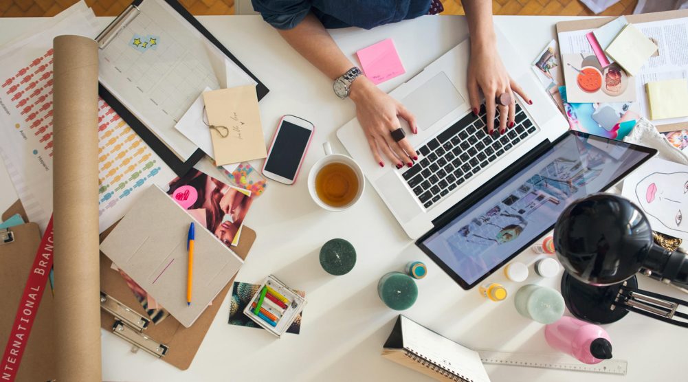 Suasana Meja Kerja Mompreneur yang Bekerja dari Rumah
