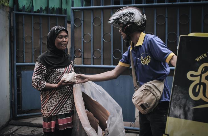 Tim Help Indonesia Sedang Memberikan Nasi Bungkus