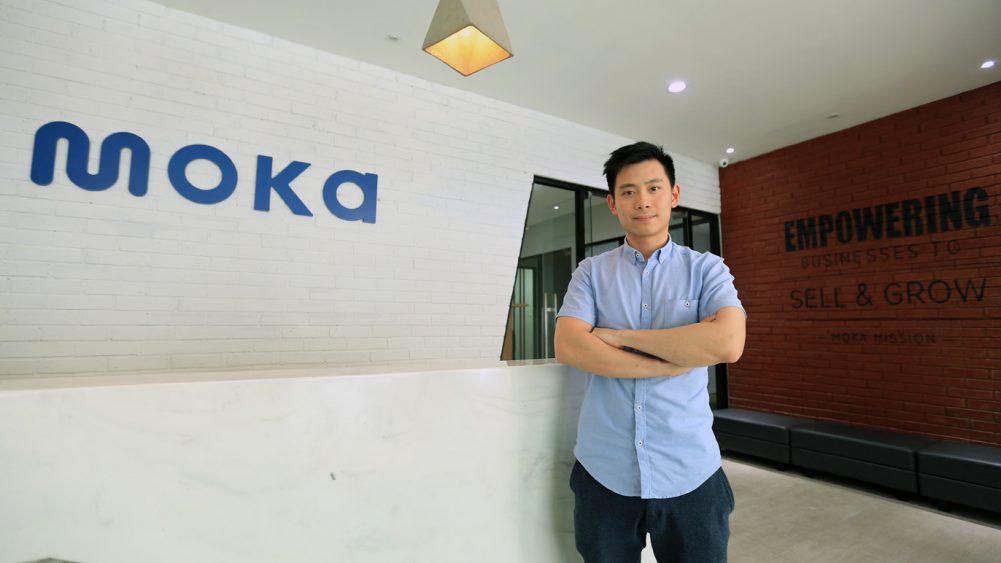 Haryanto Tanjo Berpose di Depan Logo Moka