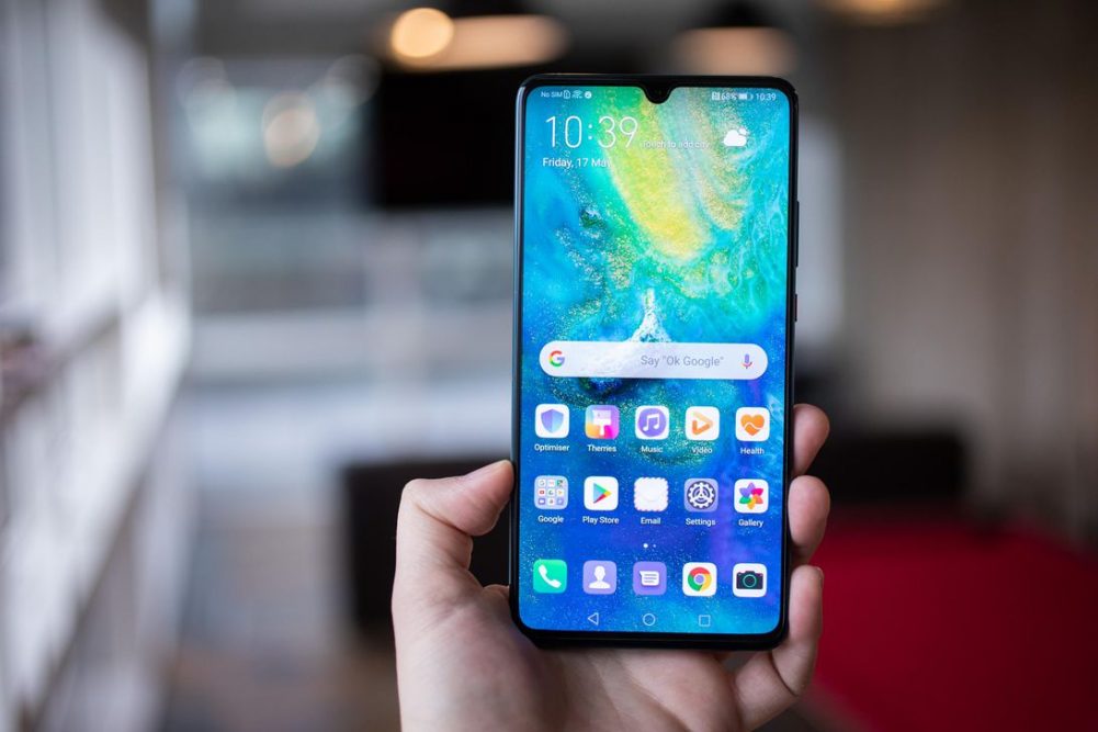 Pengguna Menunjukkan Perangkat Huawei Mate 20 X