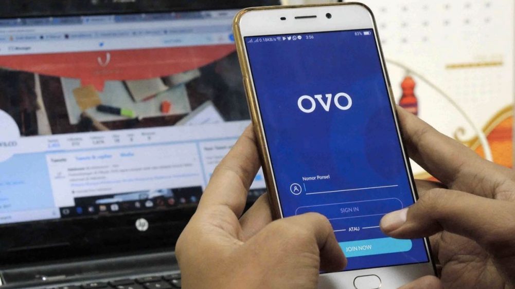 Pengguna OVO Sedang Mengakses Akunnya dari Smartphone