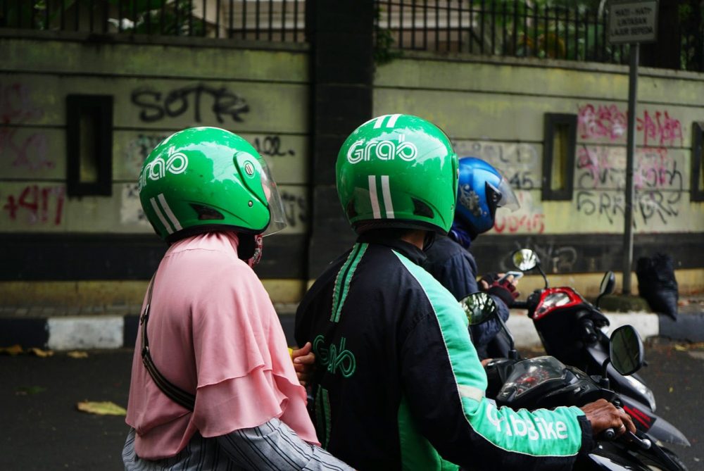 Seorang Mitra Pengemudi Grab Sedang Mengantarkan Penumpang