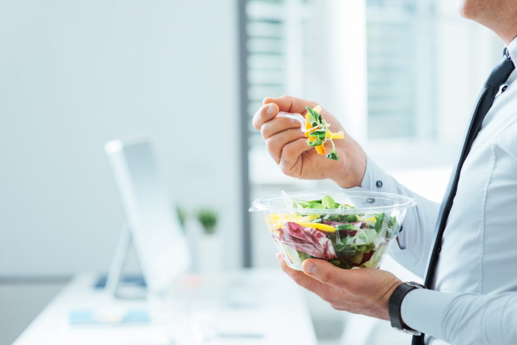 Menikmati Makan Siang Sehat di Kantor