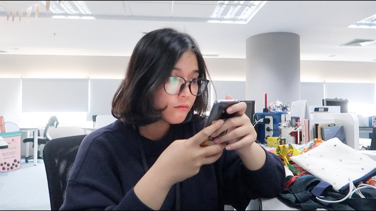 Ilustrasi Pengguna Menyaksikan Tontonan di Platform Digital