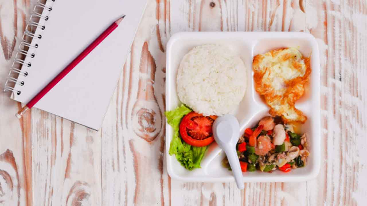 Hemat Makan Siang untuk Mengatur Keuangan Keluarga