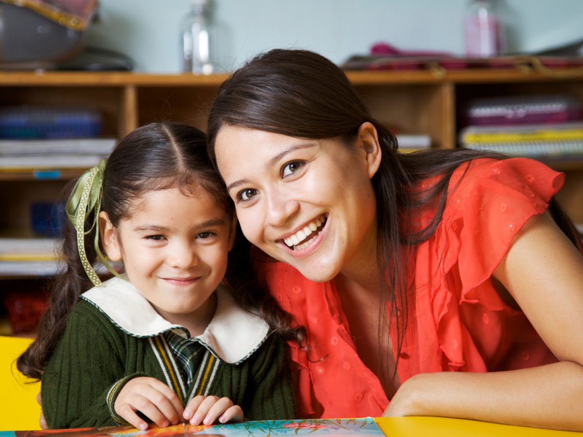 Ibu dan Anak Perempuan Tersenyum